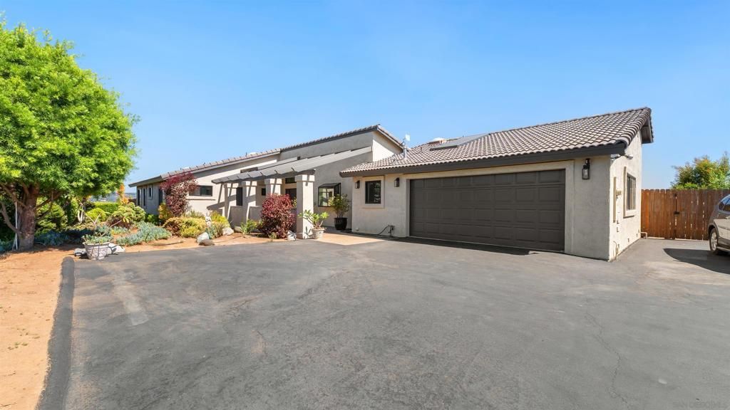 MLS #250032893SD img 0