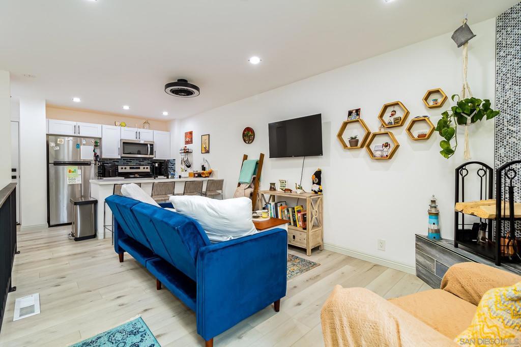 MLS #250035038SD img 0