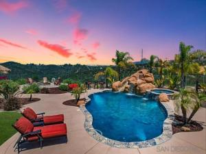 MLS #250035372SD img 0