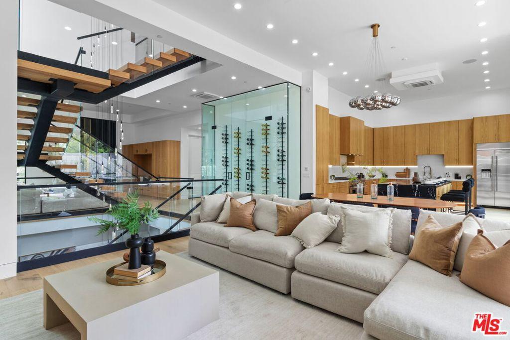 MLS #25615869 image #0