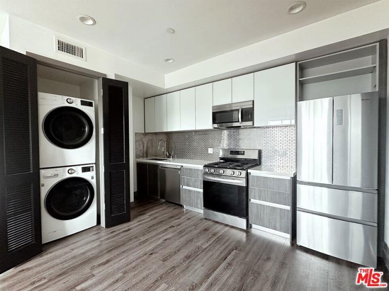 552 N Hobart BL #316 Los Angeles CA 90004 | MLS #25558467 87 MLS #25558467 image #0