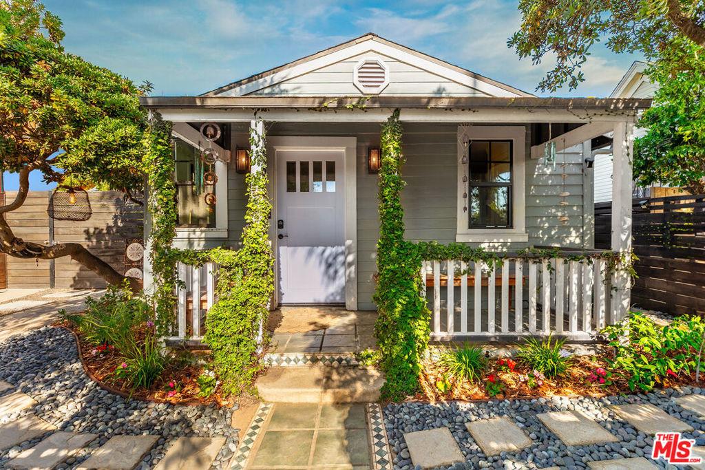 1016 Oakwood AV Venice CA 90291 | MLS #26849031 45 MLS #26849031 image #0