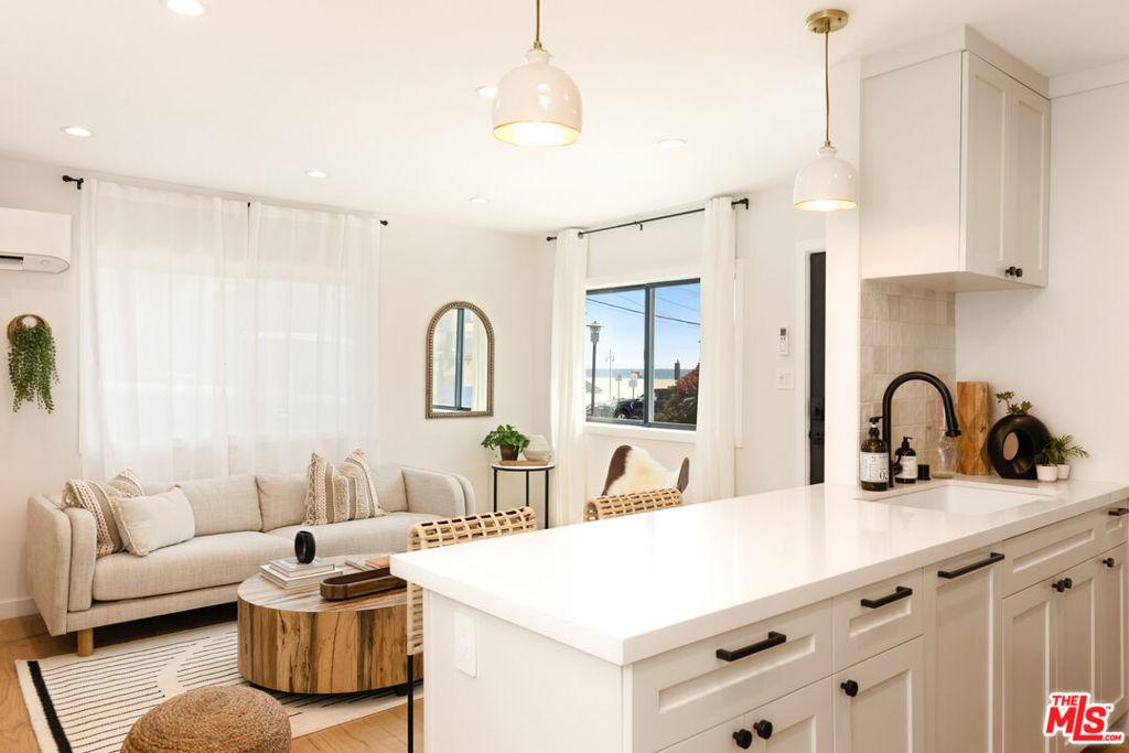 17 Sunset AV #1 Venice CA 90291 | MLS #26859407 45 MLS #26859407 image #0