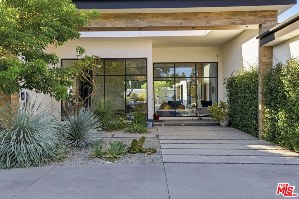 22935 Oxnard ST Los Angeles CA 91367 | MLS #26872999 41 MLS #26872999 image #0