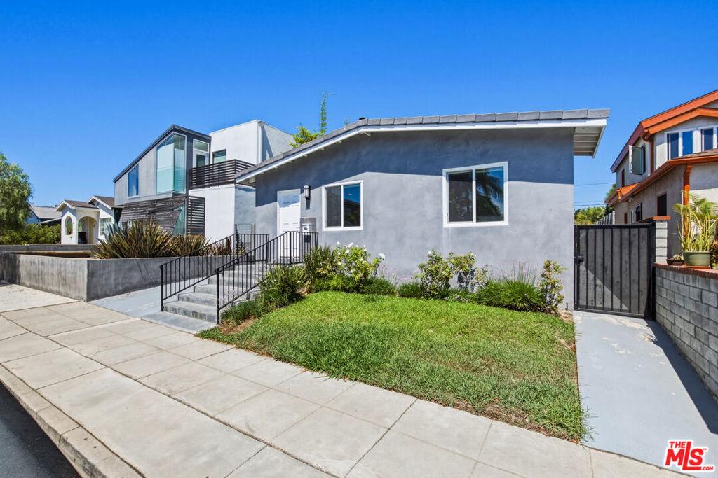 869 Warren AV Venice CA 90291 | MLS #26873321 45 MLS #26873321 image #0