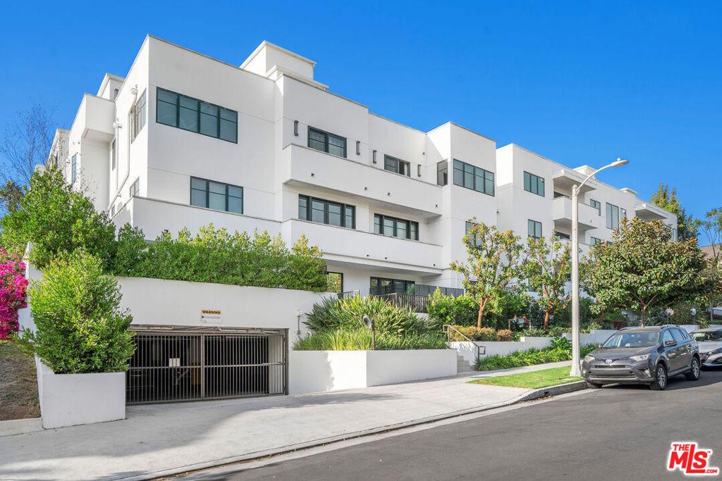 859 S Lucerne BL #110 Los Angeles CA 90005 | MLS #26943939 45 MLS #26943939 image #0