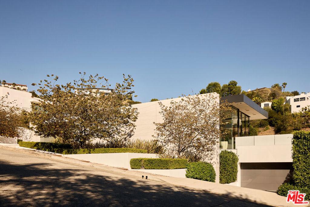 1822 Marcheeta PL Los Angeles CA 90069 | MLS #26662181 87 MLS #26662181 image #0