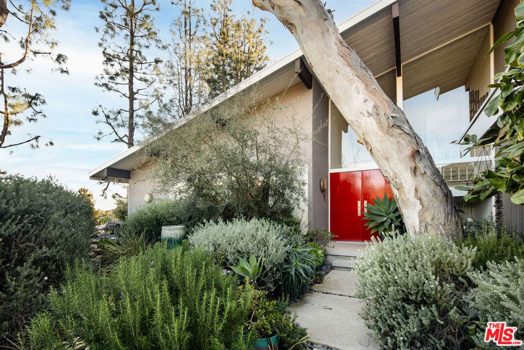 2419 Banyan DR Los Angeles CA 90049 | MLS #26996399 45 MLS #26996399 image #0