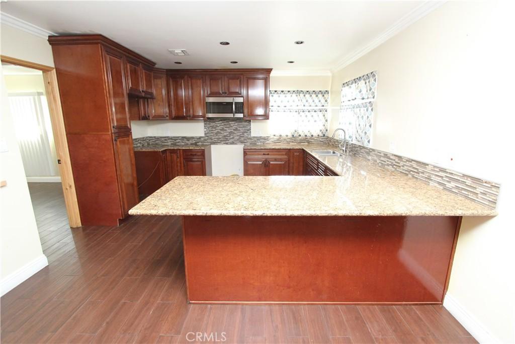 MLS #DW25039930 img 0