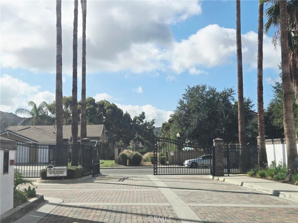 MLS #DW25084213 image #0