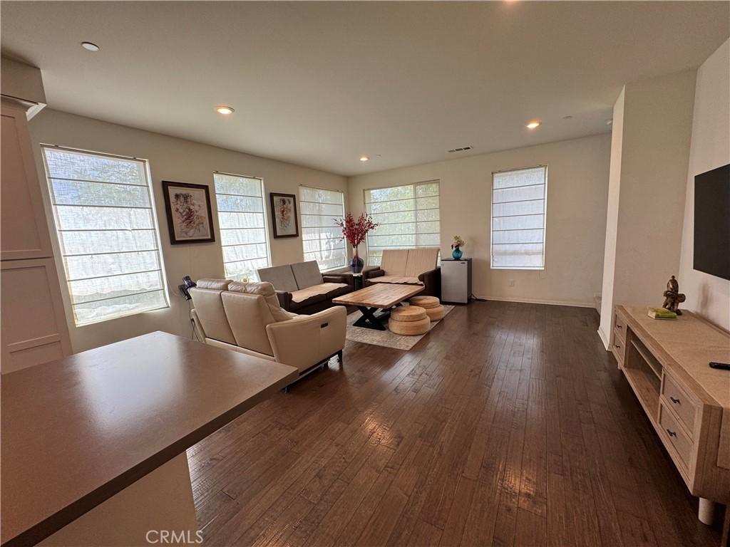 MLS #DW25221835 image #0