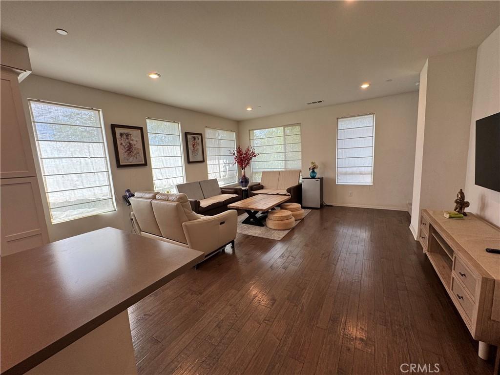 MLS #DW25221835 image #0