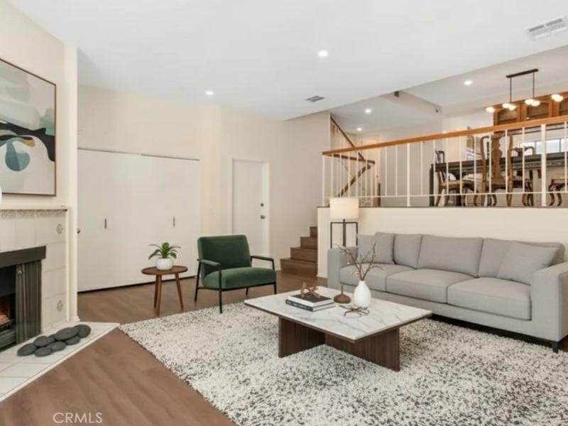 MLS #DW25227160 image #0