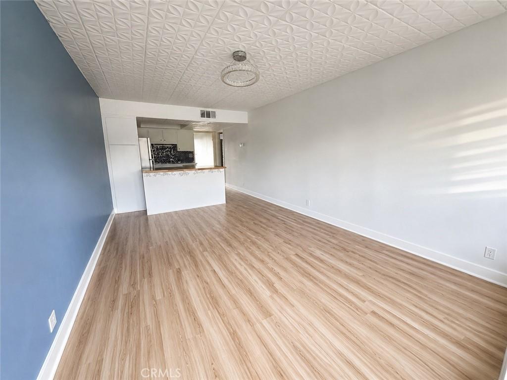 MLS #DW26189536 image #0