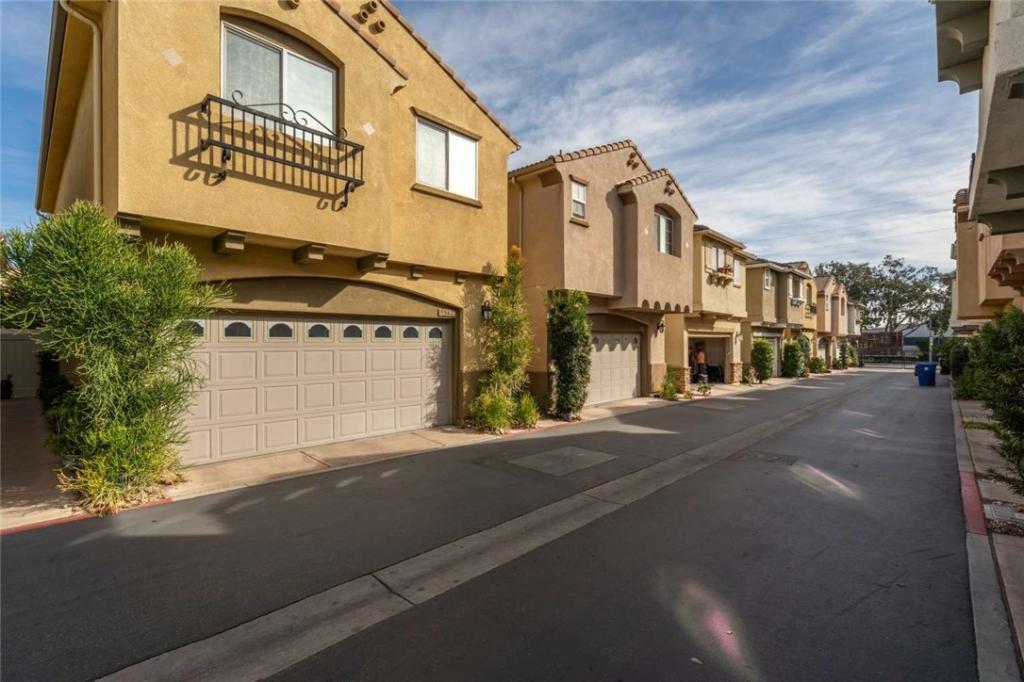 MLS #FR25280646 image #0