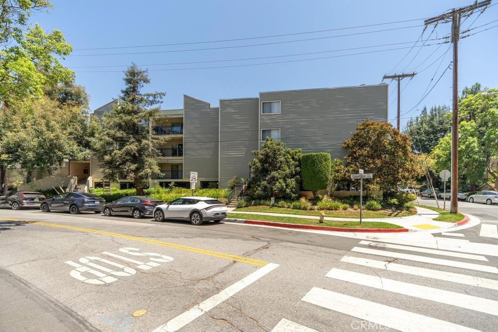 1236 N Columbus #11 Glendale CA 91202 | MLS #GD26167634 45 MLS #GD26167634 image #0