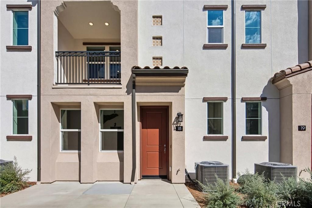 MLS #OC25061583 image #0