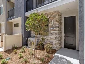 MLS #OC25080868 image #0