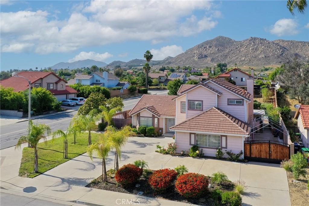 MLS #OC25106498 img 0