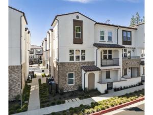 MLS #OC25148096 img 0