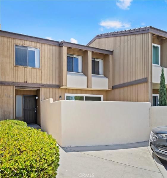 MLS #OC25158156 img 0