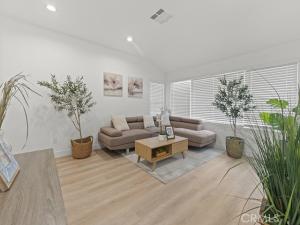 MLS #OC25158558 image #0