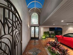 MLS #OC25161108 image #0