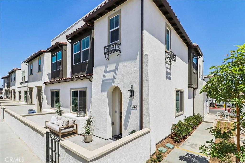 MLS #OC25162073 image #0