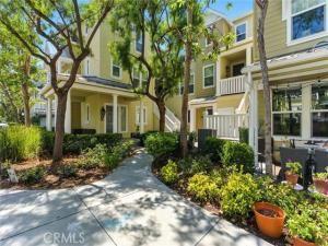 MLS #OC25171305 image #0