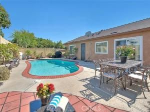 MLS #OC25182386 image #0