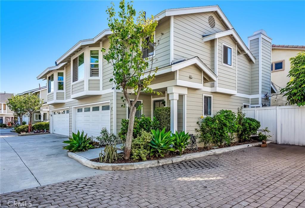 MLS #OC25182694 image #0