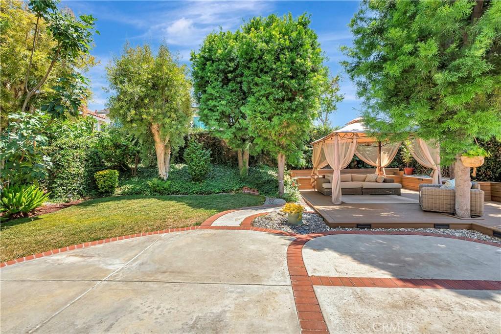 MLS #OC25183386 img 0