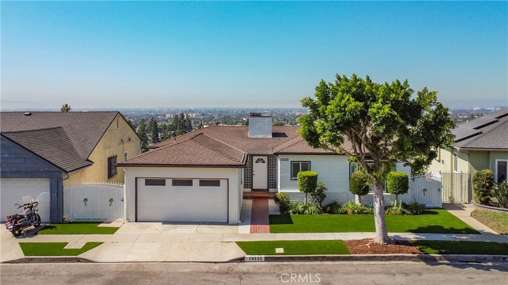 MLS #OC25196003 image #0