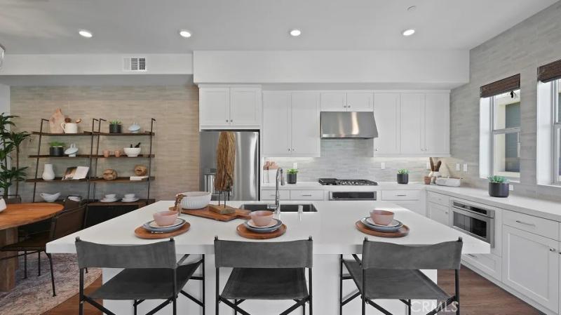 MLS #OC25200229 image #0