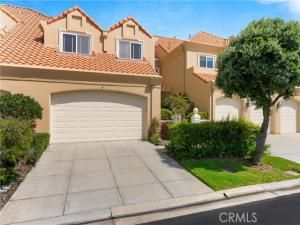 MLS #OC25200507 image #0