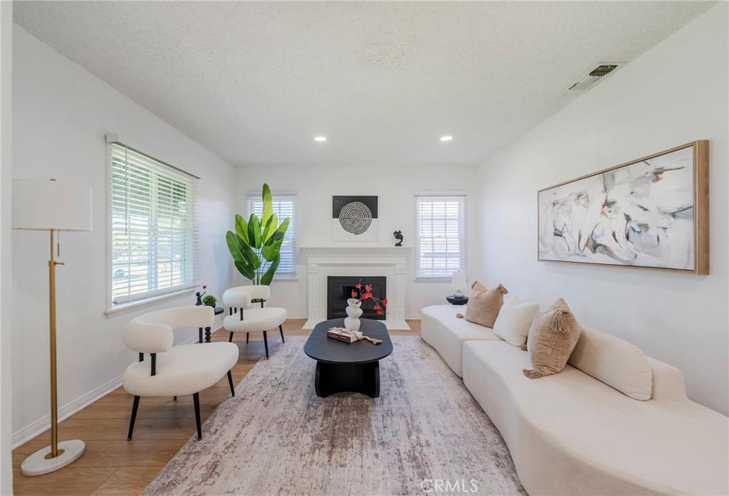 MLS #OC25201309 image #0