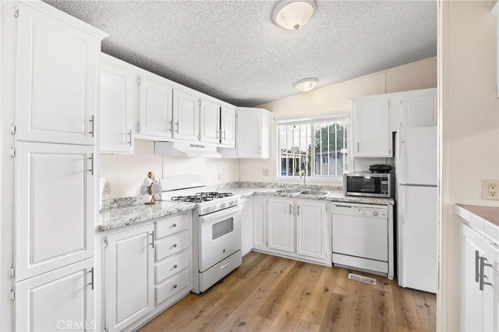 MLS #OC25230886 image #0