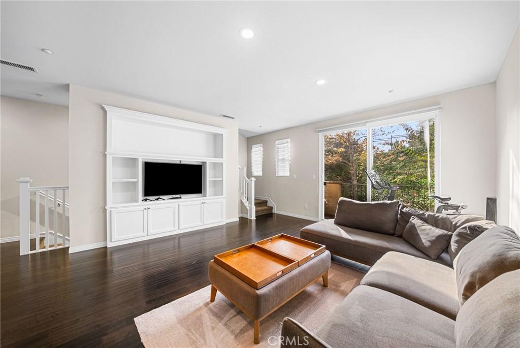 MLS #OC25258892 image #0