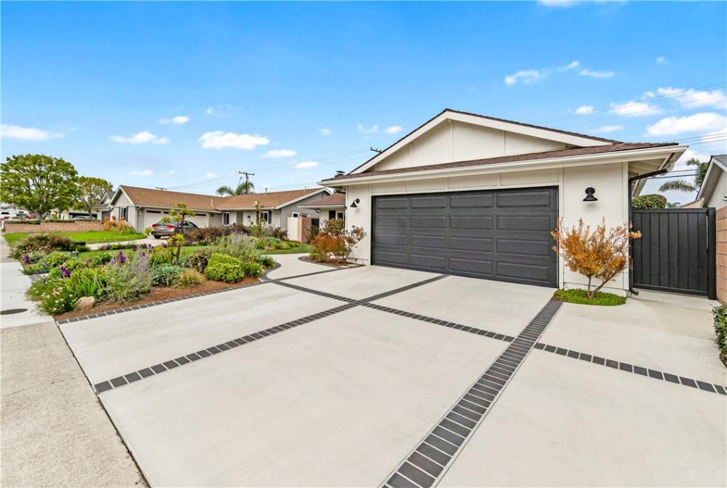 MLS #OC25260027 image #0