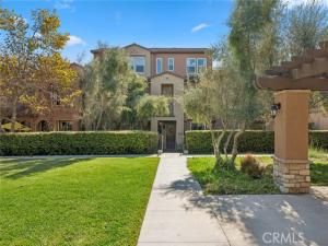 MLS #OC25260137 image #0