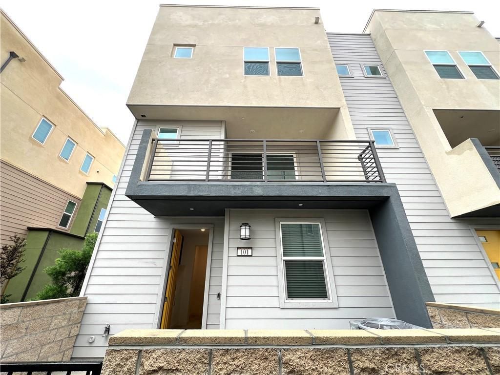 MLS #OC25260844 image #0