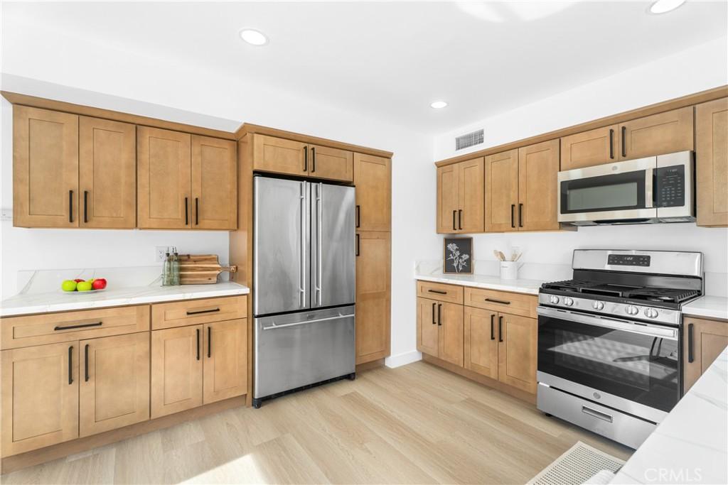 MLS #OC25262393 image #0