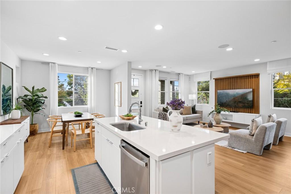 MLS #OC25263266 image #0