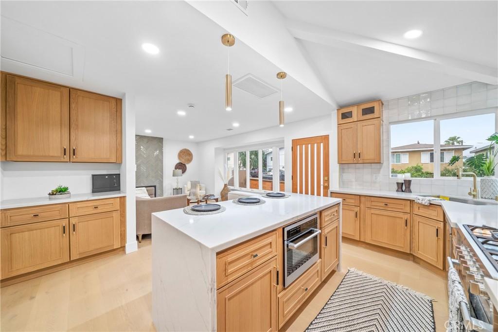 MLS #OC25264582 image #0