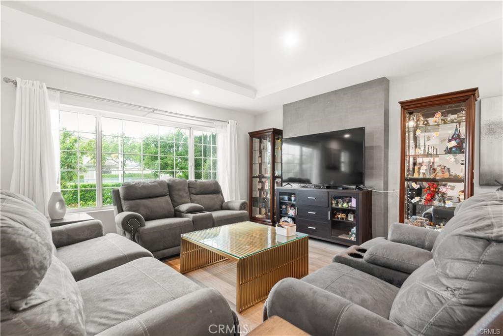 MLS #OC25265314 image #0