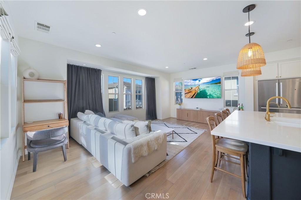 MLS #OC25265409 image #0