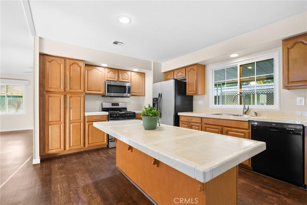 MLS #OC25266361 image #0