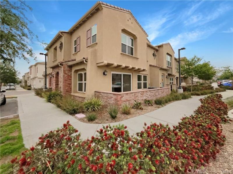 MLS #OC25271302 image #0