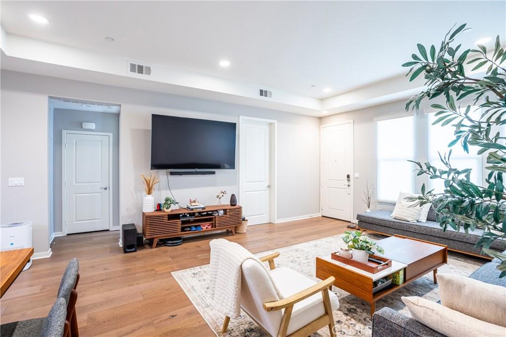 MLS #OC26153384 image #0