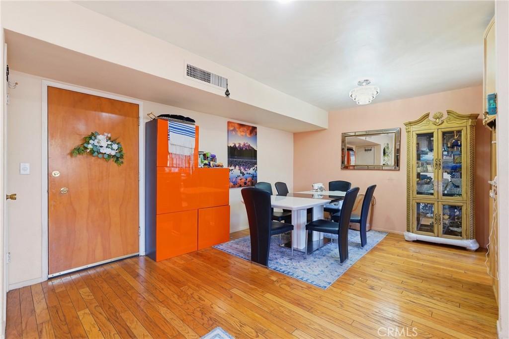 5429 Newcastle #303 Encino CA 91316 | MLS #SR26213978 45 MLS #SR26213978 image #0